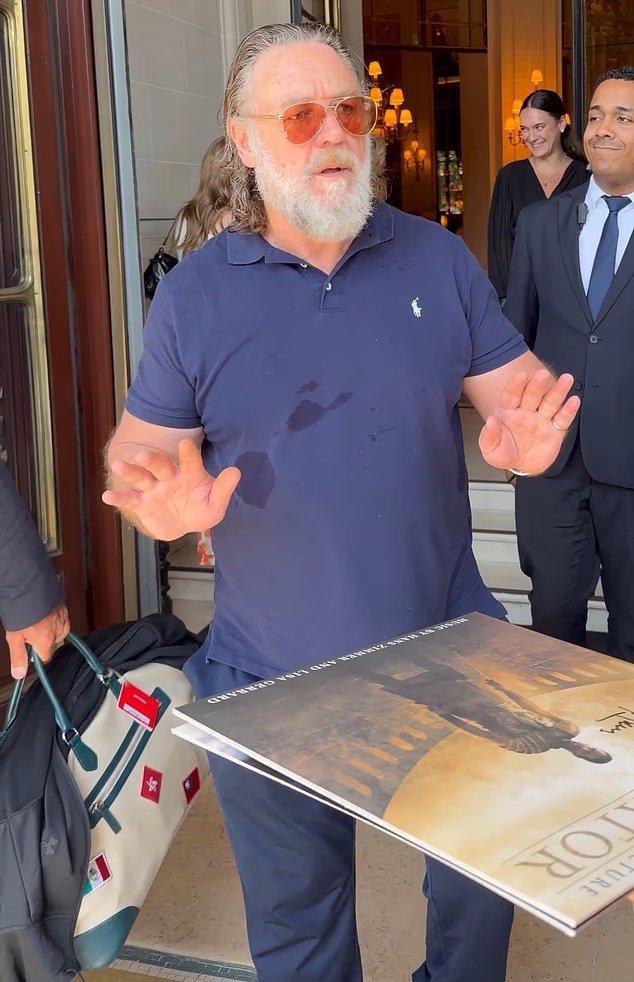 Russell Crowe en colère réprimande les fans qui attendent des