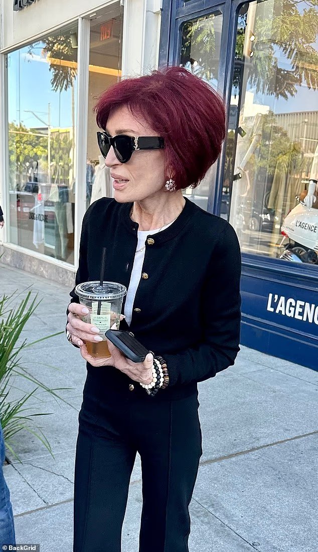 Sharon Osbourne est naturellement chic en noir alors qu'elle aime