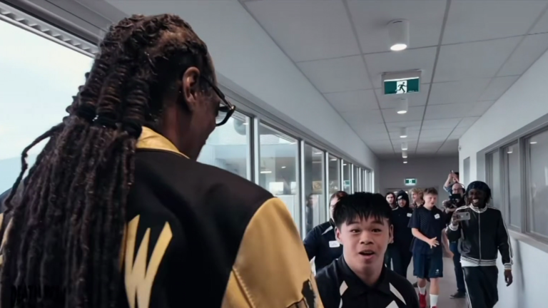 Snoop Dogg deleita a los estudiantes con necesidades especiales de