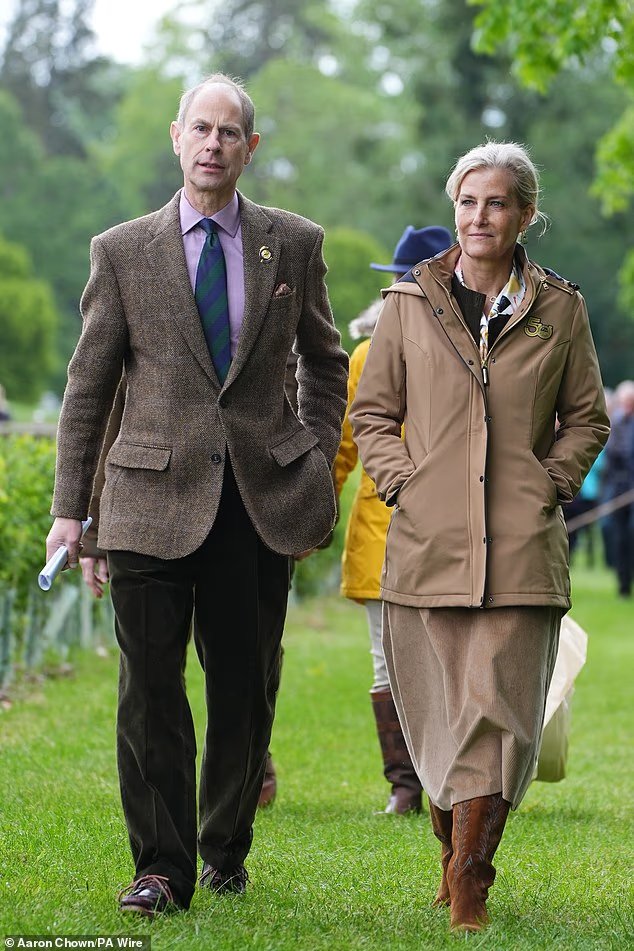 Sophie, Edward et Lady Louise le gardent dans la famille