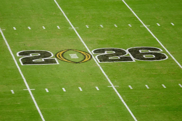 Source : Les entraîneurs de football universitaire soutiennent le format