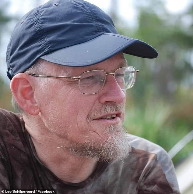 Sur la photo : un observateur d'oiseaux tue l'hantavirus sur un