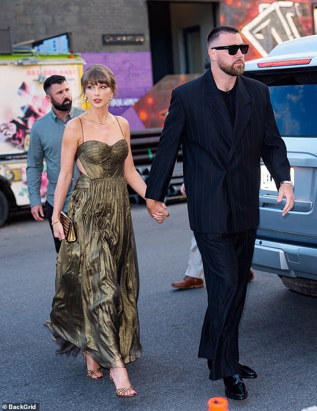 Taylor Swift éblouit dans sa robe scintillante alors qu'elle et