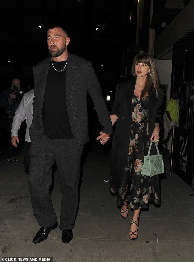 Taylor Swift tient la main de son fiancé Travis Kelce