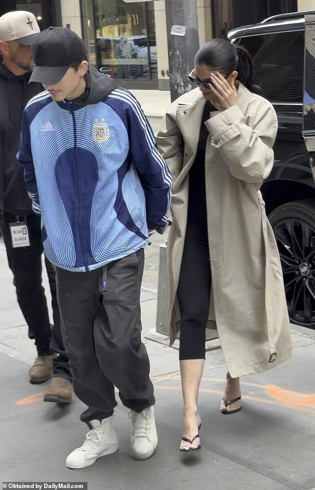 Timothée Chalamet et Kylie Jenner se tiennent la main alors