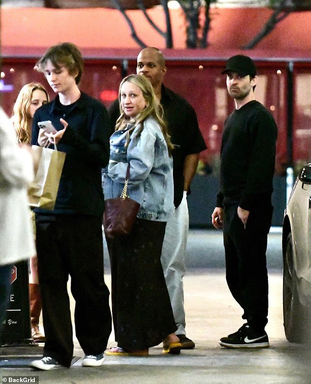 Tobey Maguire retrouve l'ex-enceinte Jennifer Meyer et son fiancé milliardaire