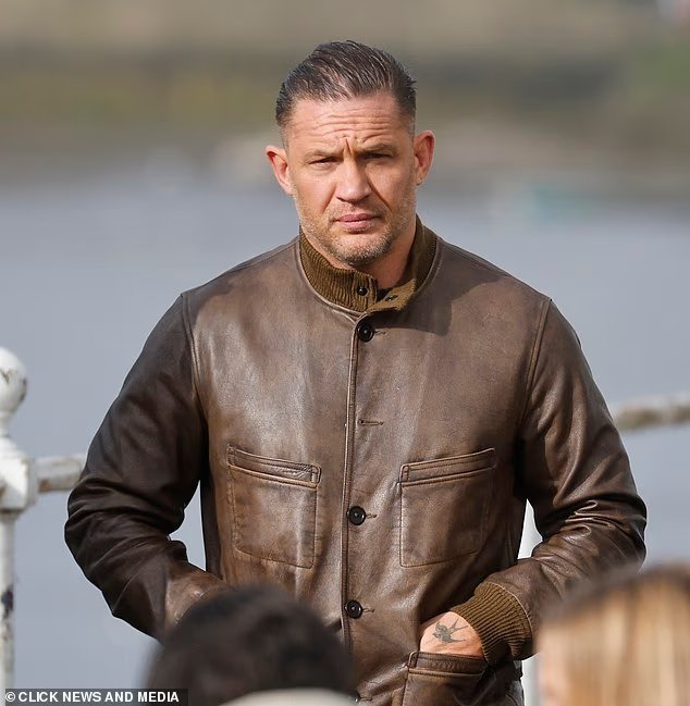 Tom Hardy "RENDU de MobLand au milieu d'une série d'affrontements