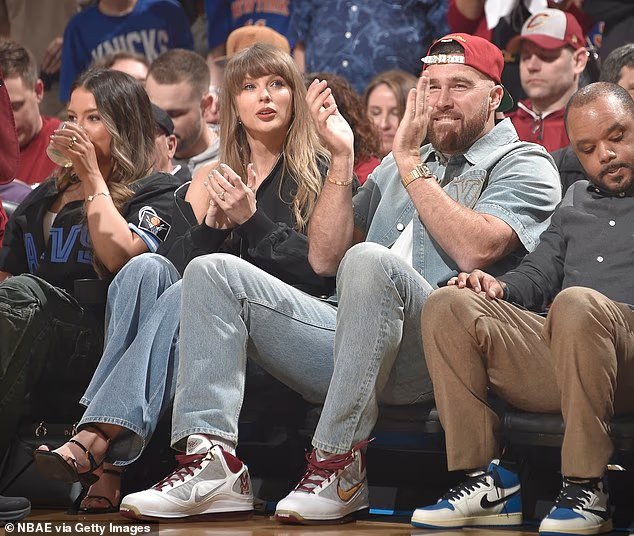 Travis Kelce et Taylor Swift quittent New York pour encourager