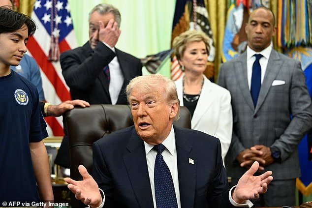 Trump annonce une pause dans la levée du blocus du