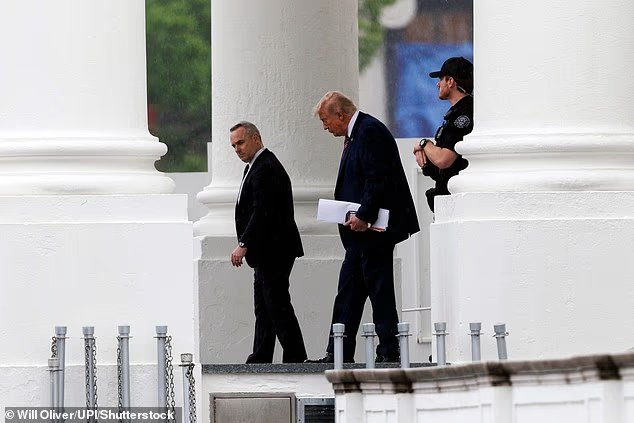 Trump arrive à l'hôpital Walter Reed pour un examen annuel
