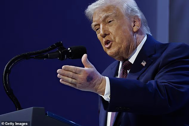 Trump dans une nouvelle tempête de santé alors qu'il retourne