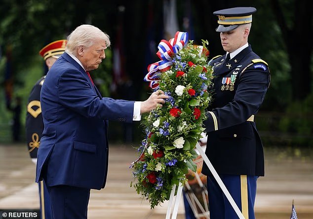 Trump dépose une couronne au cimetière national d'Arlington alors que