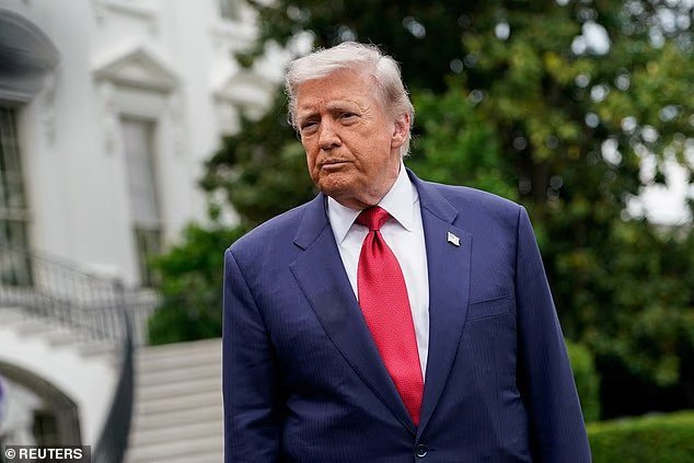 Trump prévoit de suspendre la taxe fédérale sur l'essence pendant