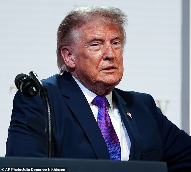 Trump "révèle qu'il est partagé à 50/50" entre deux choix