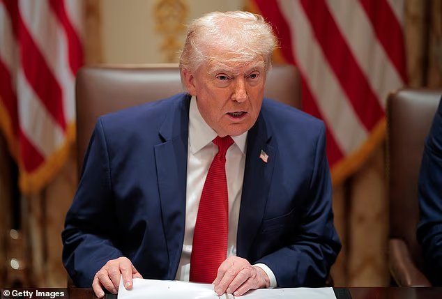Trump se précipite dans la salle de crise alors que