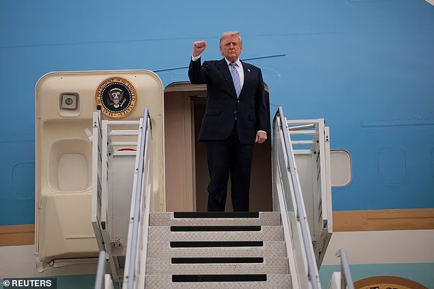 Trump termine son voyage en Chine en grande pompe en