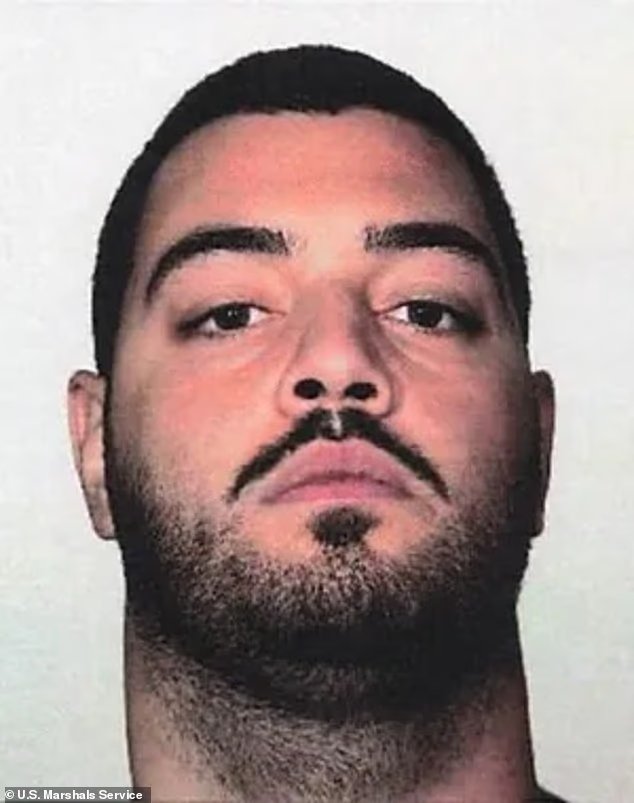 Un fugitif accusé du meurtre d'un musicien de rock des