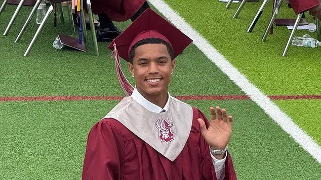 Un joueur de football universitaire décède à 18 ans après