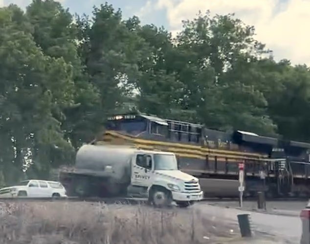 Un moment où un camion septique entièrement chargé est poursuivi