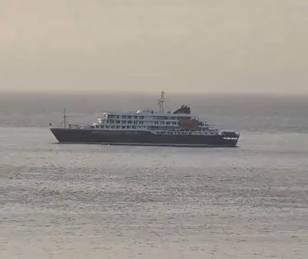 Un navire de croisière condamné demande à débarquer deux autres