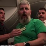 Un passager de Qantas expulsé de l'avion et banni après