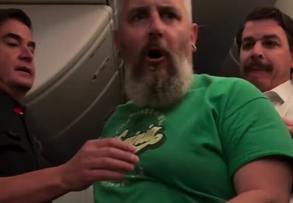 Un passager de Qantas expulsé de l'avion et banni après