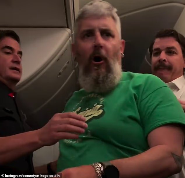 Un passager de Qantas expulsé de l'avion et banni après