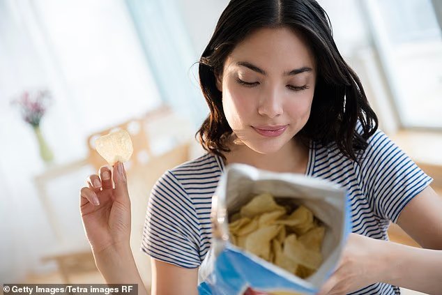 Un seul sac de chips par jour augmente le risque