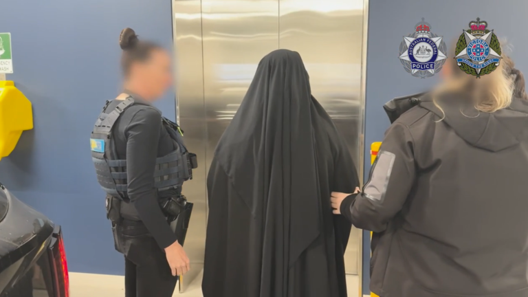 Una mujer de Melbourne de 34 años acusada de unirse
