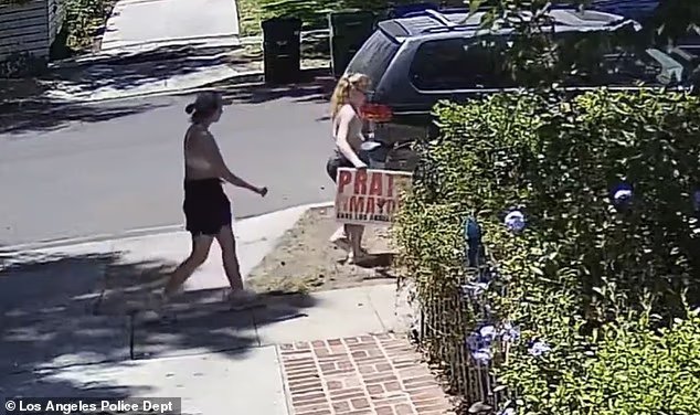 Une femme tatouée réveillée en tenue de course vue en