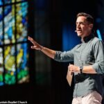 Une méga-église populaire en crise alors que le pasteur principal