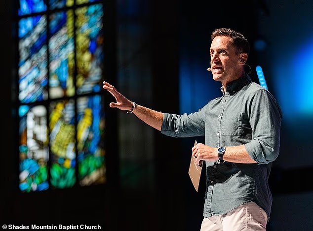Une méga-église populaire en crise alors que le pasteur principal