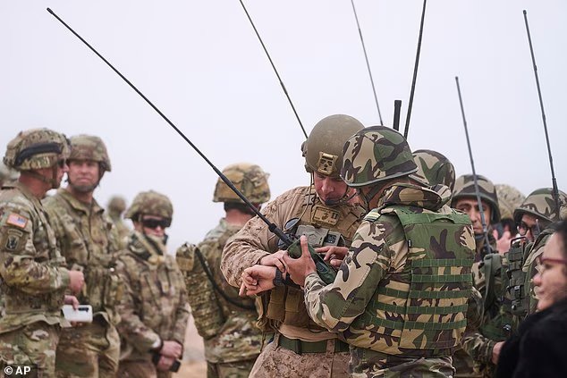 Une recherche massive est en cours pour retrouver deux soldats