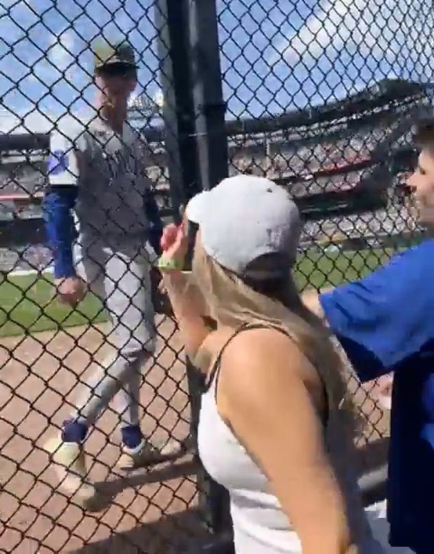 Une star de baseball effrayante qui a réagi en insultant