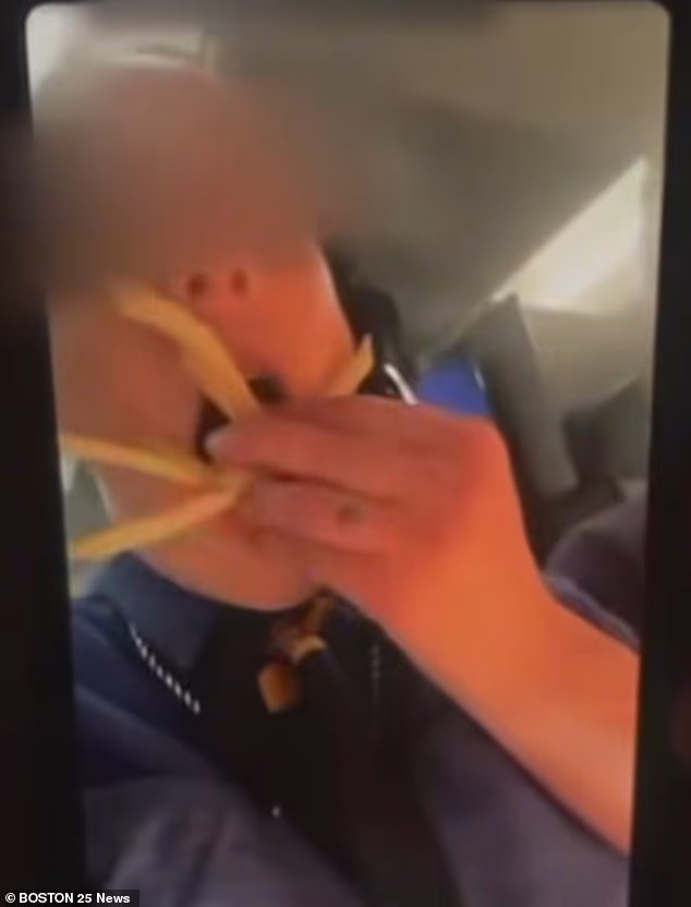 Une vidéo ignoble montre une employée de McDonald's en train