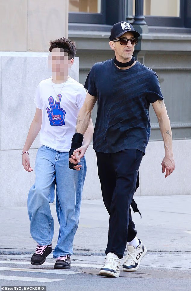 Adrien Brody tient la main du fils de sa petite