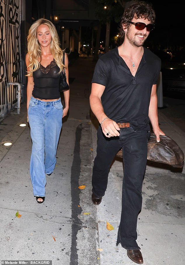 Alix Earl suscite une romance avec le chanteur Benson Boone
