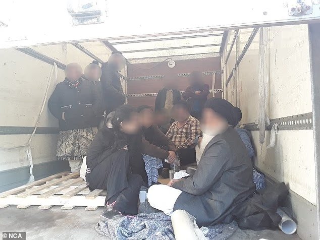 Alors que la police retrouve des migrants afghans, dont un
