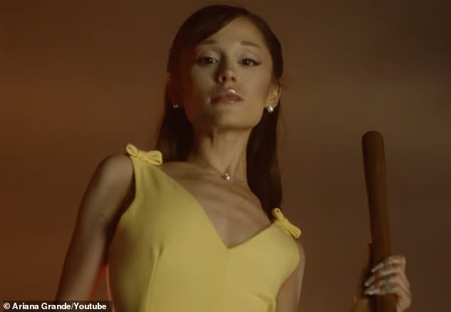 Ariana Grande suscite l'inquiétude concernant ses seins visibles dans son