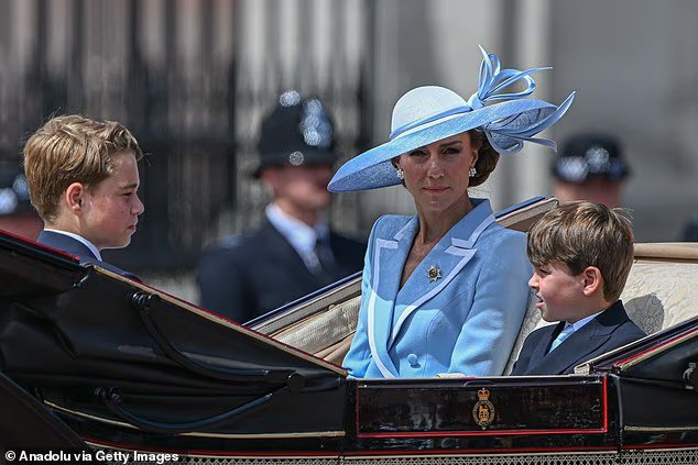 Au moment où Kate regarde les anti-monarchistes alors qu'ils la