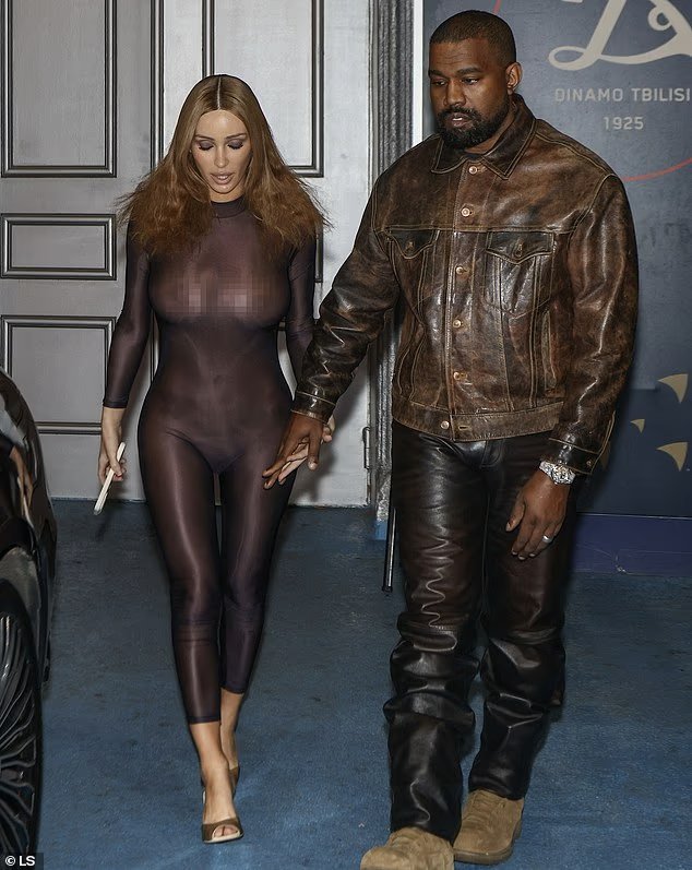 Bianca Censori, l'épouse de Kanye West, est pratiquement NUE dans