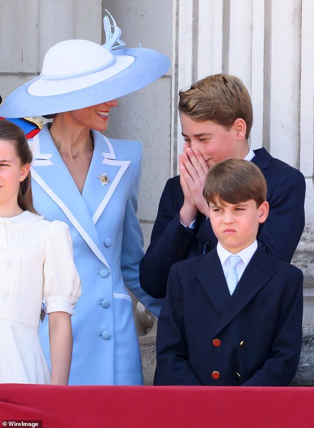 Bienheureux étaient-ils ! Moment mignon où George éternue pendant l'hymne