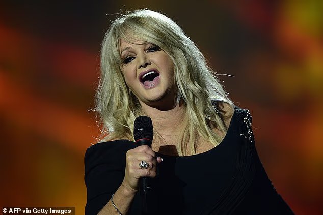 Bonnie Tyler, 75 ans, se réveille du coma dans un