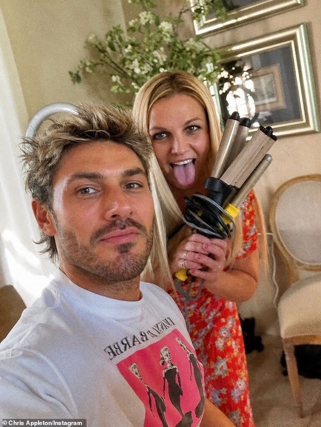 Britney Spears choque avec un nouveau look TRÈS glamour alors
