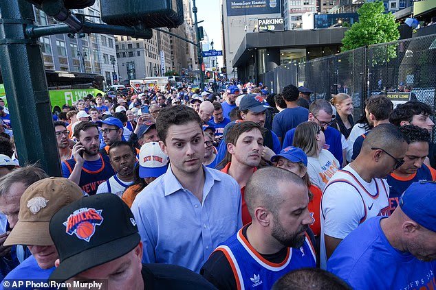 Chaos à l'extérieur du Madison Square Garden alors que des