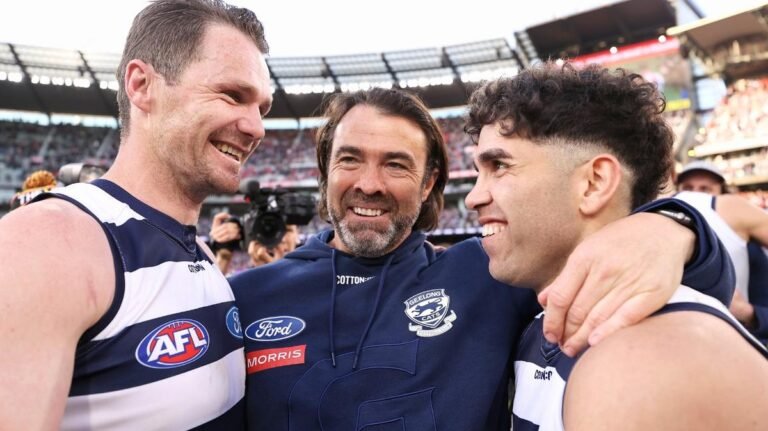 Chris Scott golpea al delantero ausente Tyson Stengel con una