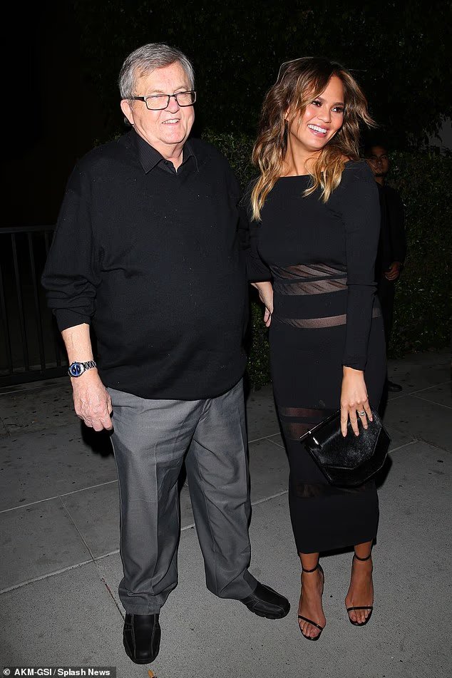 Chrissy Teigen révèle que son père Ronald Teigen est décédé