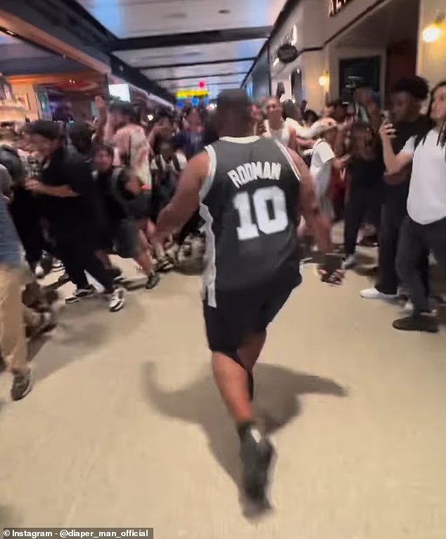 Courageux ou stupide ? Un fan des San Antonio Spurs