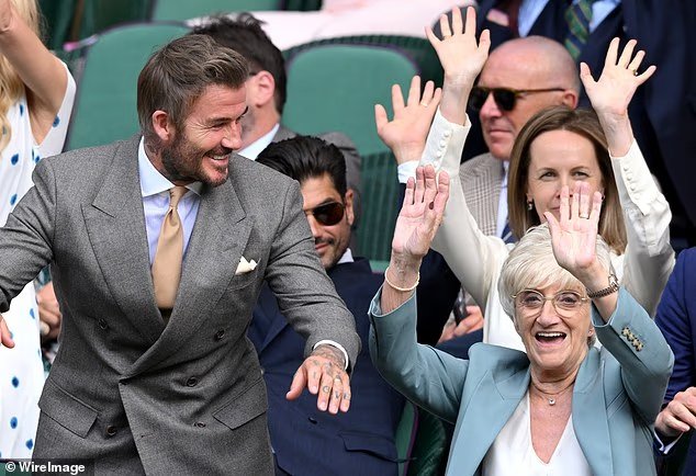 David Beckham salue le Mexicain avec sa mère Sandra lors