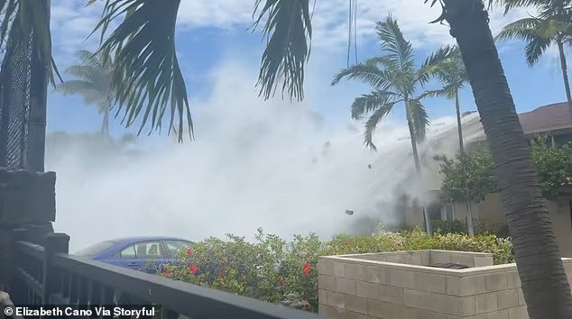 D'énormes vagues s'écrasent sur le TOIT d'un appartement à deux